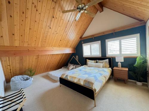 a bedroom with a bed and a wooden ceiling at On Golf Course, Family&Pet Friendly Yosemite Basecamp in Groveland