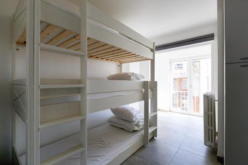 een slaapkamer met een stapelbed in een kamer bij Santa Rosa in Blankenberge