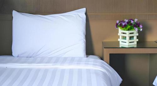 Una cama o camas en una habitación de Hotel D' CaLia Tarakan
