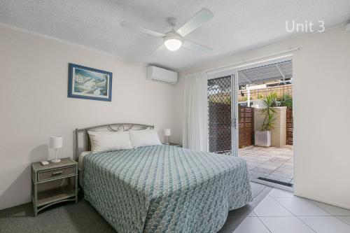 カラウンドラにあるCapeview Apartments - Spectacular Ocean Viewsのベッドルーム1室(ベッド1台、シーリングファン付)