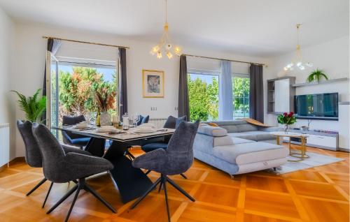 Μια τηλεόραση ή/και κέντρο ψυχαγωγίας στο Gorgeous Home In Hrvatski Leskovac
