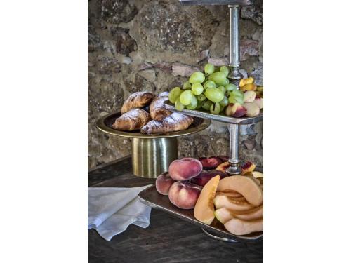 two plates of bread and fruit on three tiers at Villa Pieve San Giovanni in Lustignano