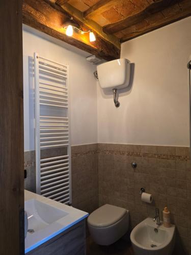 a bathroom with a toilet and a sink at Casa vacanze il Gelsomino in Abbadia San Salvatore