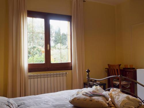 a bed in a room with a window and a bed sidx sidx sidx at B&B Gassa d'Amante in Capoterra
