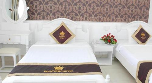 Postel nebo postele na pokoji v ubytování Tran Vinh Hotel