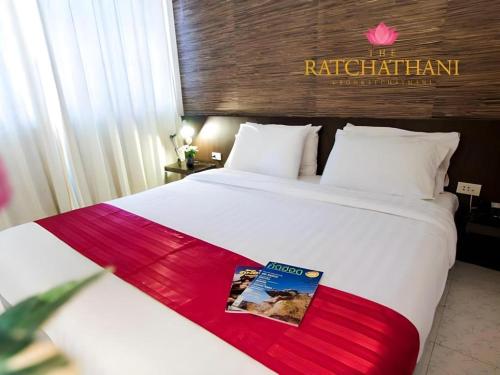 Postel nebo postele na pokoji v ubytování The Ratchathani Hotel