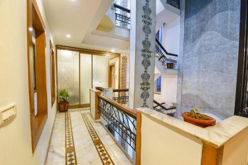 pasillo de una casa con balcón en FabHotel Siris 18 - Aravali Biodiversity Park, en Gurgaon