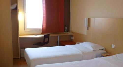 Letto o letti in una camera di Ibis Chengdu Kehua Hotel