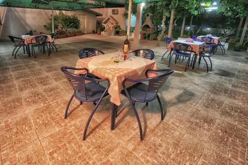 Un restaurante o sitio para comer en Apartments Maxi Katić
