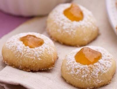 un grupo de donuts cubiertos de azúcar sentados en una servilleta en Agriturismo Belvedere, en Pescia Romana