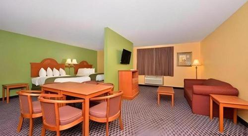 Μια τηλεόραση ή/και κέντρο ψυχαγωγίας στο Quality Inn & Suites Grinnell near University