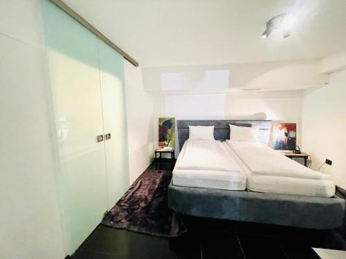 Ένα ή περισσότερα κρεβάτια σε δωμάτιο στο Apartmaji Portorož - Portorož Mansion Suites