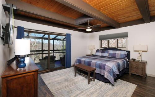 Postel nebo postele na pokoji v ubytování Chalet Luzerne 1860