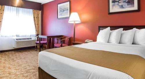 Katil atau katil-katil dalam bilik di Quality Inn & Suites Minden