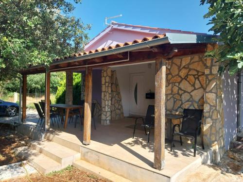 Das Gebäude in dem sich das Ferienhaus befindet