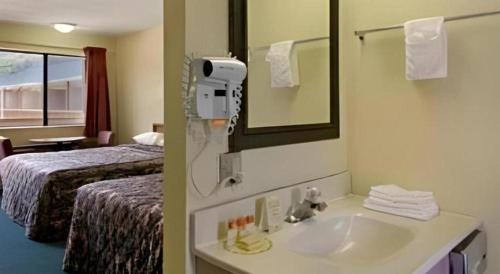 Ένα ή περισσότερα κρεβάτια σε δωμάτιο στο Americas Best Value Inn Canton, NC