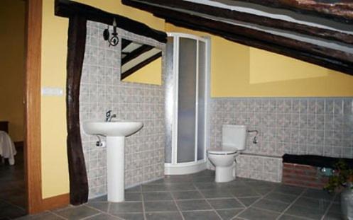 y baño con lavabo y aseo. en Argiñenea, en Berástegui (Berastegi)