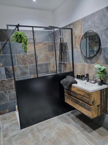 une salle de bain avec un lavabo et un miroir dans l'établissement Mas provençal, à Mézoargues