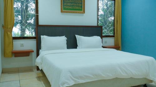 Кровать или кровати в номере Villa Dalia Puncak Nc3-31