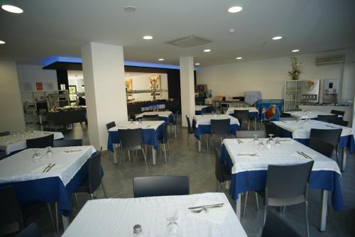 Un restaurante u otro lugar para comer en Hotel Golden