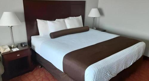 a large bed in a hotel room with two lamps at Quality Inn Superior - Duluth in Superior