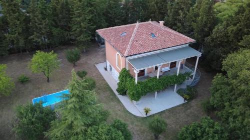 - une vue sur une maison avec un toit rouge dans l'établissement La Provençale, à Uzès