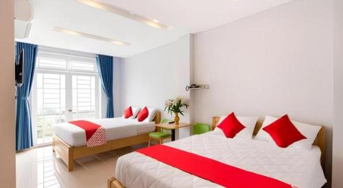 a hotel room with two beds and a window at SPOT ON 1115 Romantic Motel in Da Nang