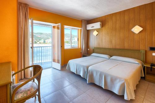 een hotelkamer met een bed en een balkon bij Hotel Marina in Oropesa del Mar