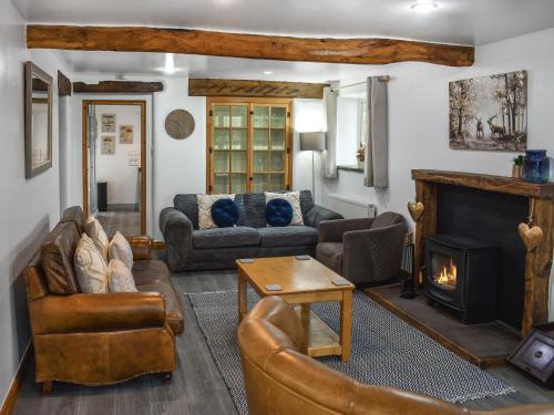 Una sala de estar con sofás y chimenea. en New House Farm - Ukc6912, en Leck
