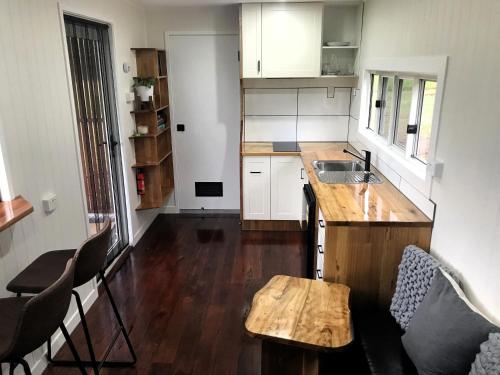 Bee Farm Off-Grid Tiny Home Stay