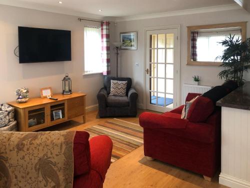 SewerbyにあるYorkshire Rose Holiday Lodgeのソファ2つとテレビのあるリビングルーム