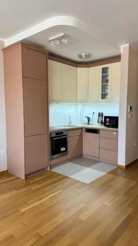 Kuchyň nebo kuchyňský kout v ubytování One bedroom apartment with sea view Becici