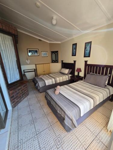 Postel nebo postele na pokoji v ubytování Mzimayi River Lodge