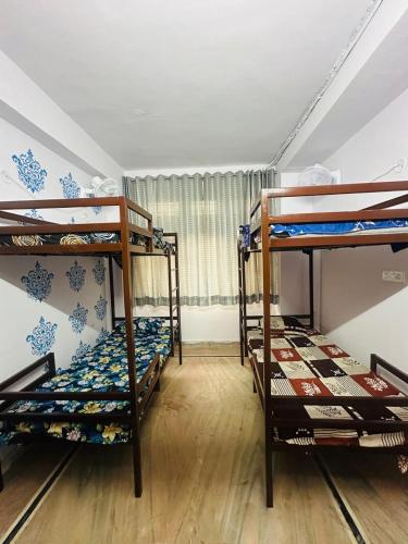 Ένα ή περισσότερα κρεβάτια σε δωμάτιο στο Royal Guest House