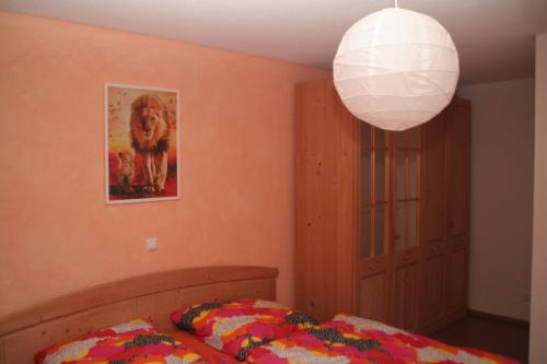 1 dormitorio con 1 cama y 1 lámpara en Ferienhaus Geipel en Wohlbach