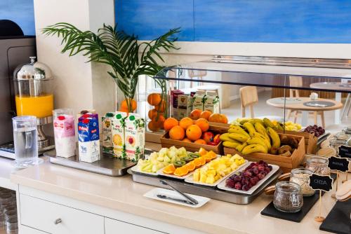 un buffet de frutas y verduras en un mostrador en Hotel Patricia Menorca, en Ciutadella