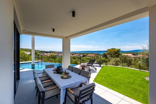 プナトにあるLuxury Villa 45の眺めの良いパティオ(ダイニングテーブル、椅子付)