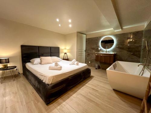 une chambre avec un grand lit et une baignoire dans l'établissement Beau F2 centre ville, à Ajaccio