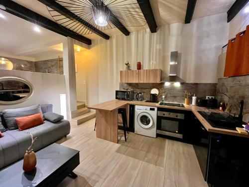 une cuisine et un salon avec un canapé et une table dans l'établissement Beau F2 centre ville, à Ajaccio