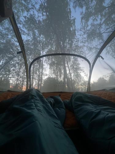 Un paisaje natural cerca del tented camp