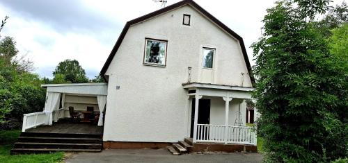 RudaにあるHus Solgläntanの白い家