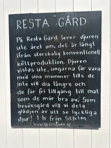 a sign for areska girl keeperlerler ultra set on a wall at Resta bondgårdshotell in Örsundsbro