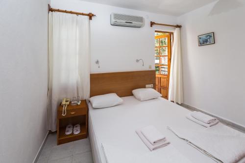 A bed or beds in a room at Sardunya Otel ARKA BİNA