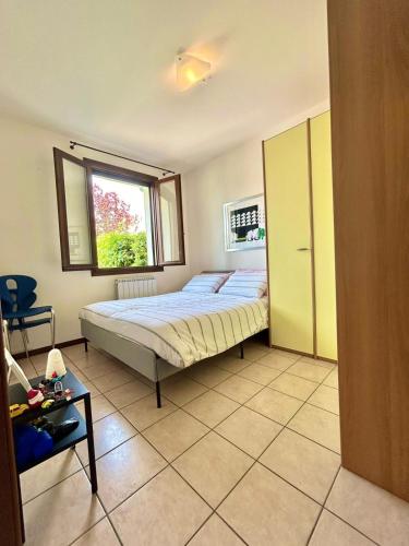 a bedroom with a bed and a window at Alisa in Caleri