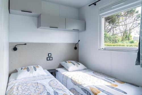 Postel nebo postele na pokoji v ubytování Camping de la Corniche - Plestin-les-Grèves