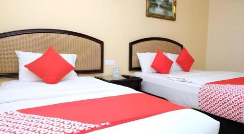 Giường trong phòng chung tại Super OYO 635 Seven Days Hotel
