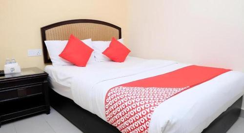 Giường trong phòng chung tại Super OYO 635 Seven Days Hotel