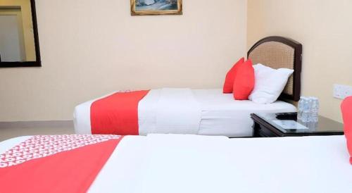 Giường trong phòng chung tại Super OYO 635 Seven Days Hotel