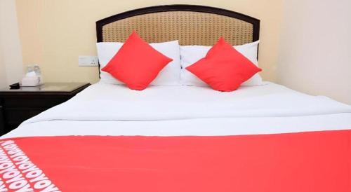 Giường trong phòng chung tại Super OYO 635 Seven Days Hotel