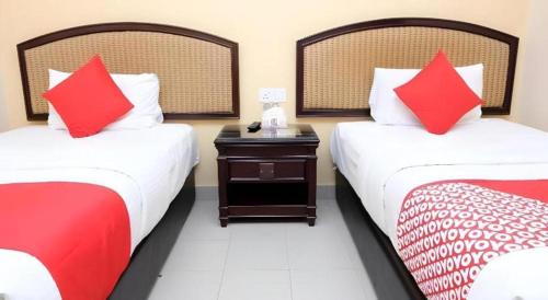 Giường trong phòng chung tại Super OYO 635 Seven Days Hotel